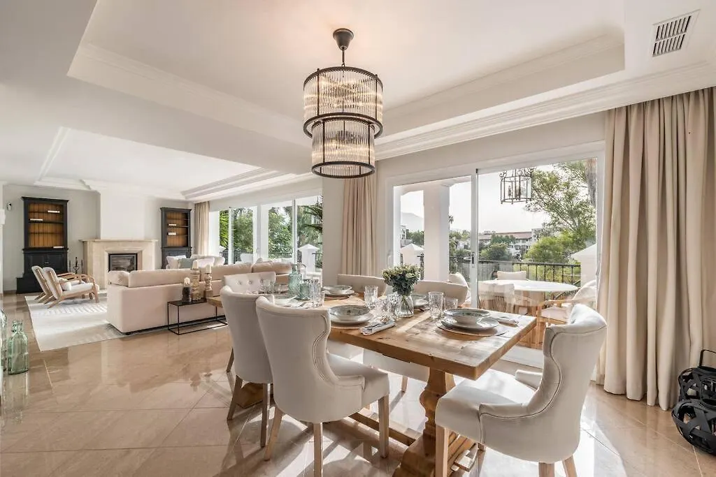 Luxurious 7 Bed Frontline Golf Villa In La Quinta Malaga