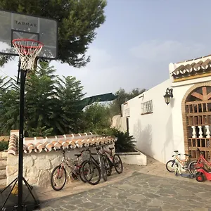 Villa Cubo's Fina & Minigolf Included, Malaga